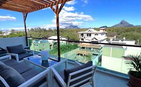 Top-Floor Modern 3Bd Penthouse With Beautiful Mountain View Terrace - 5 Min Walk To Beach